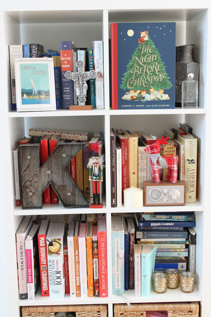 bookshelf-christmas-decor